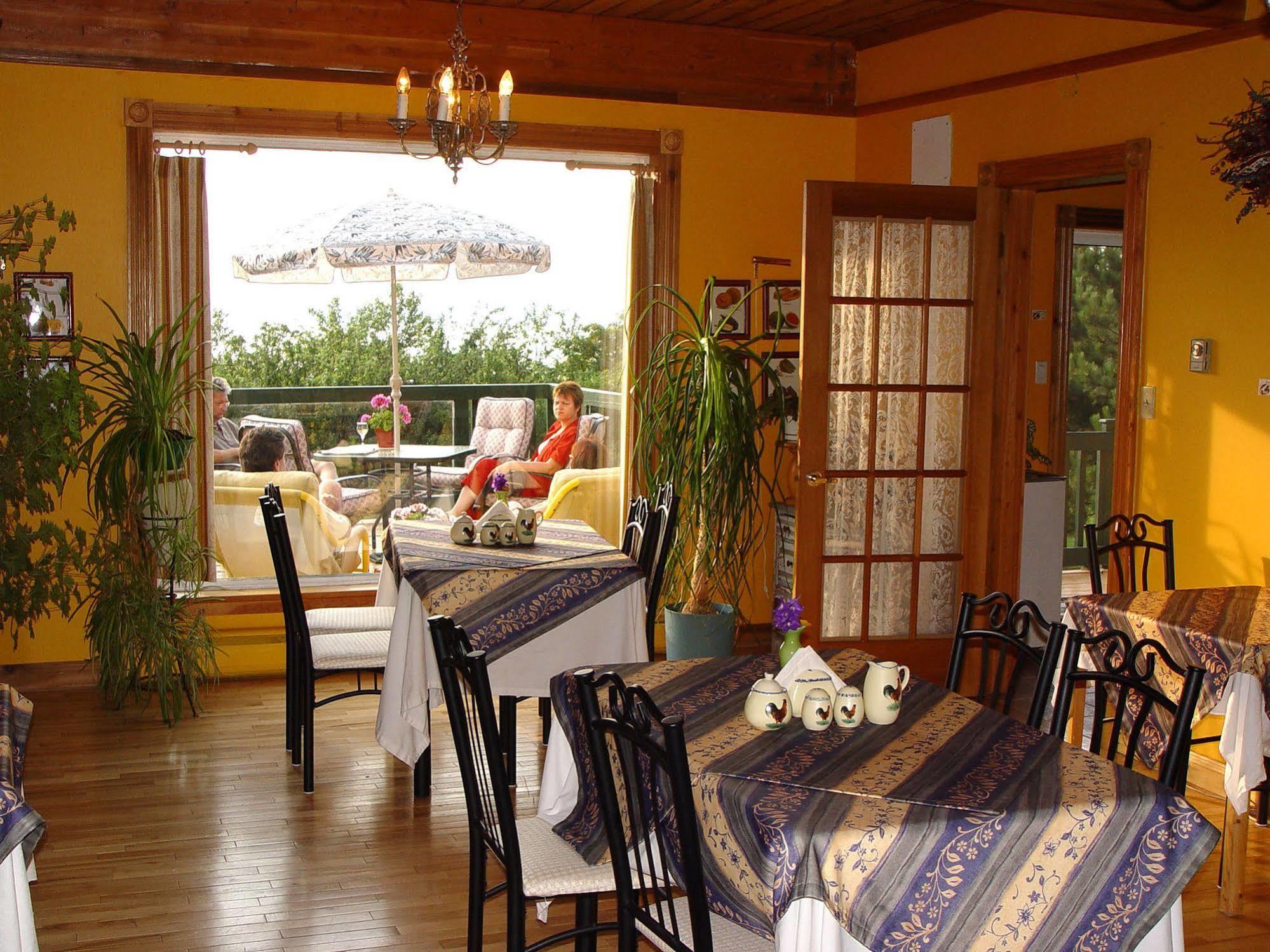 Gite La Halte Du Verger Bed And Breakfast Riviere-du-Loup Exterior foto